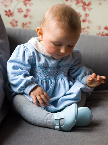 boni marguerite, bébé avec des chaussures aux pieds